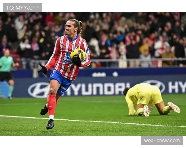 特写：时隔一年多重回大都会球场，格里兹曼收到马竞球迷起立鼓掌