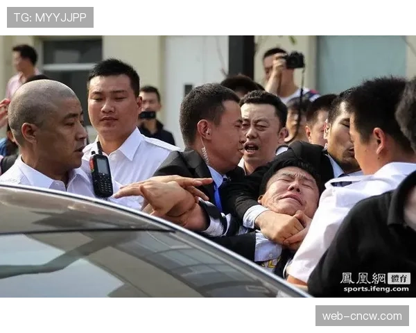镜头捕捉到看台上的德尔皮耶罗,全场球迷起立鼓掌致敬 镜头捕捉到看台上的德尔皮耶罗,全场球迷起立鼓掌致敬